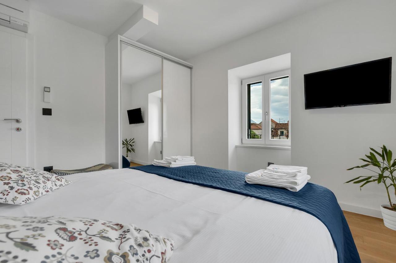 The Square Makarska, Lux App In The Heart Of The City Buitenkant foto
