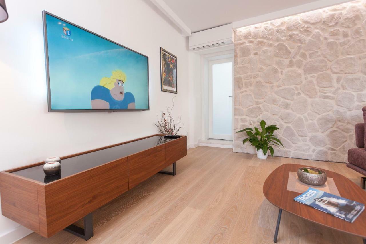 The Square Makarska, Lux App In The Heart Of The City Buitenkant foto