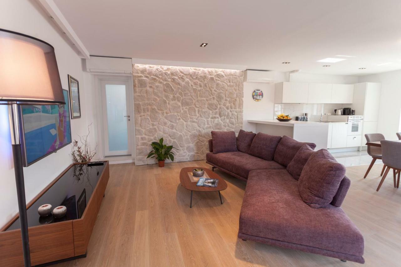 The Square Makarska, Lux App In The Heart Of The City Buitenkant foto